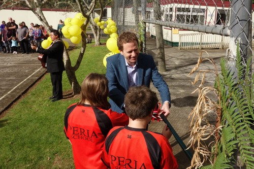 Green Party Co-Leader Russel Norman and students from Peria School cut the ribbon